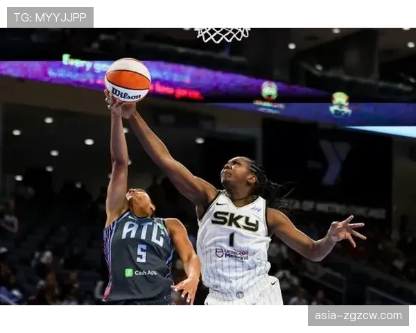 季前赛报道:芝加哥天空与亚特兰大梦想的比赛因场地湿滑短暂中断 季前赛报道:芝加哥天空与亚特兰大梦想的比赛因场地湿滑短暂中断